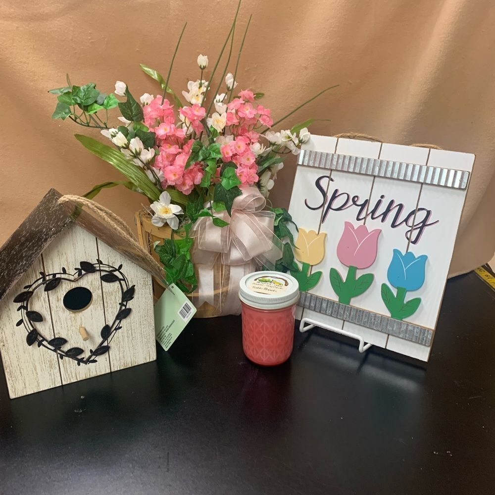 Spring Decor Set with Birdhouse and Floral Arrangement. Inv 479